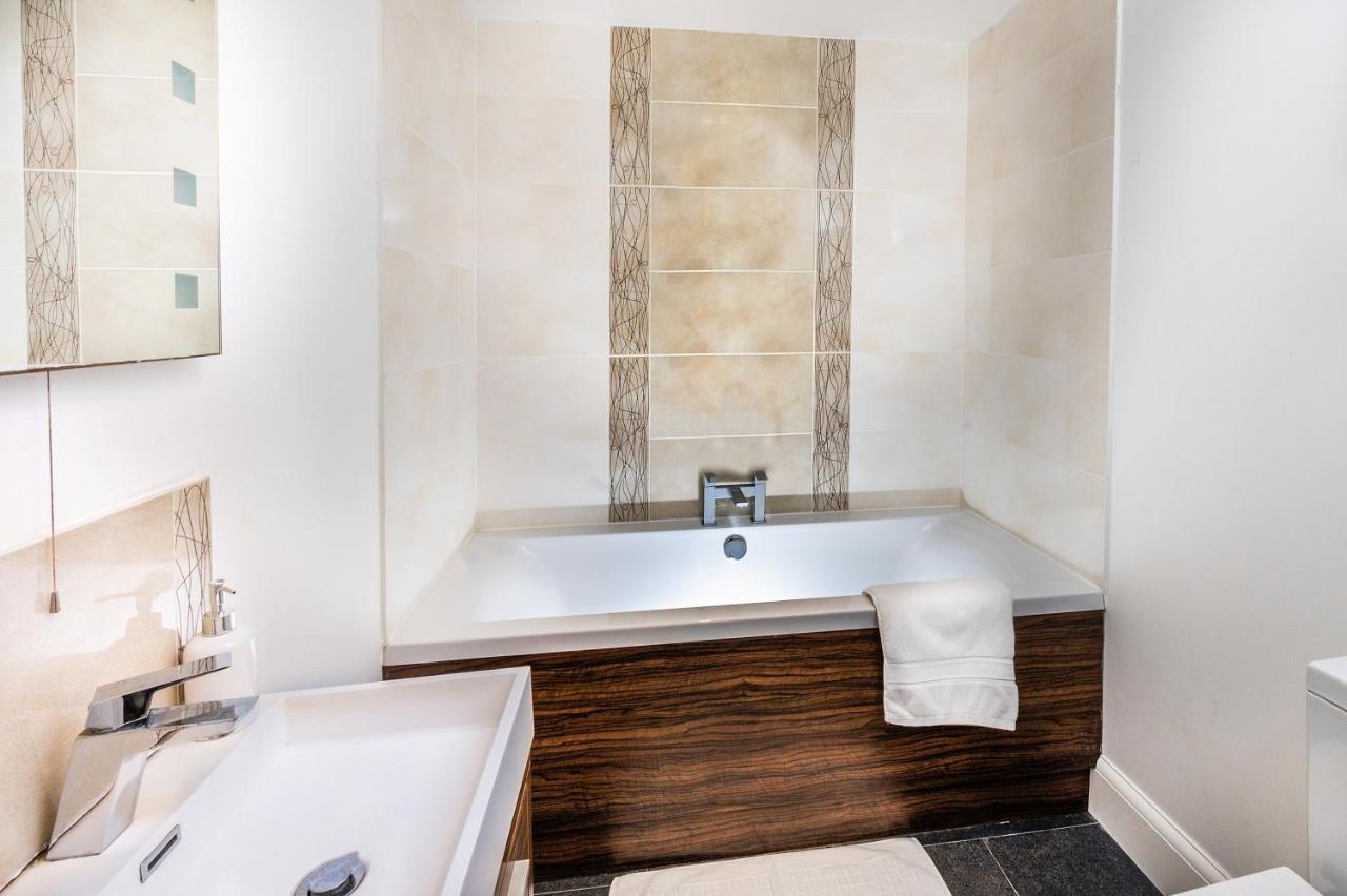 רדינג Modern & Spacious 2-Bed Flat With Secure Parking מראה חיצוני תמונה