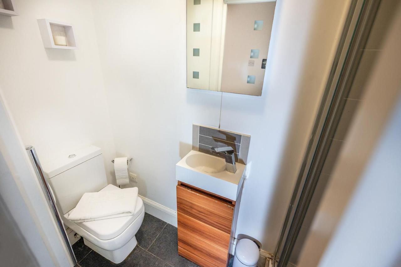 רדינג Modern & Spacious 2-Bed Flat With Secure Parking מראה חיצוני תמונה