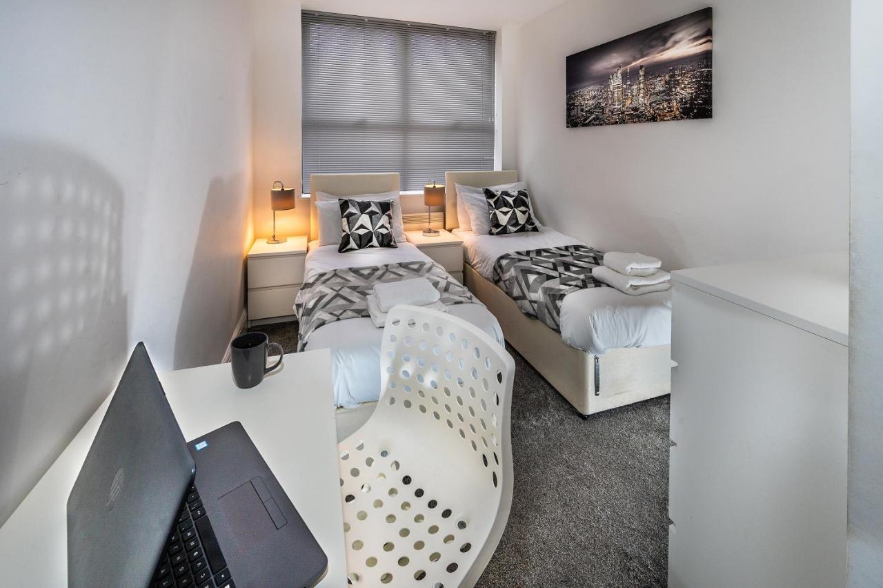 רדינג Modern & Spacious 2-Bed Flat With Secure Parking מראה חיצוני תמונה