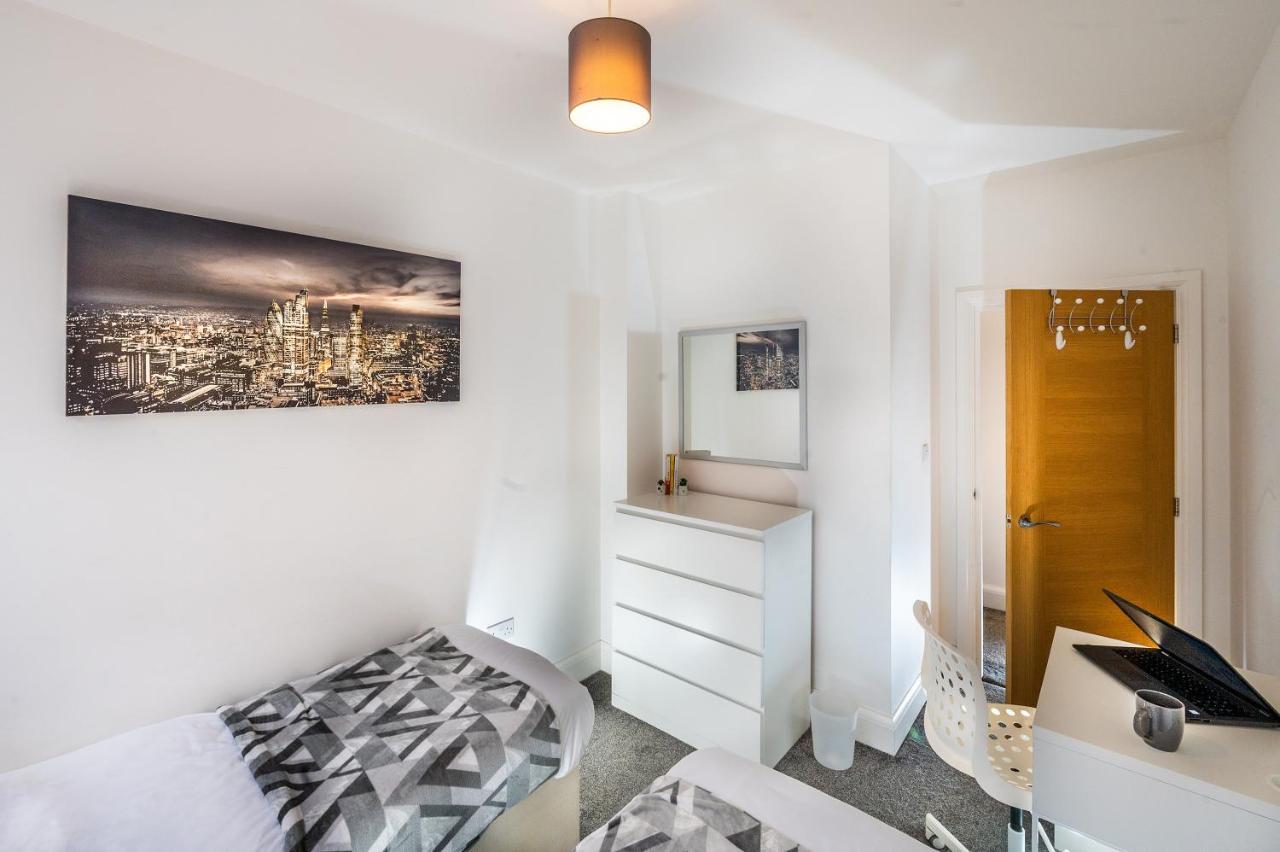 רדינג Modern & Spacious 2-Bed Flat With Secure Parking מראה חיצוני תמונה